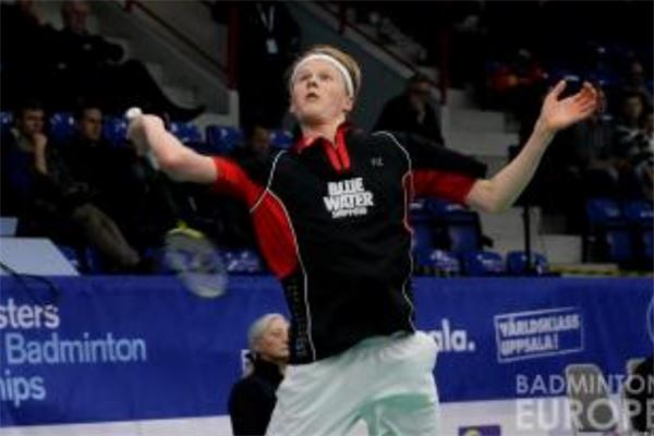 步奠定了坚 步奠定了坚